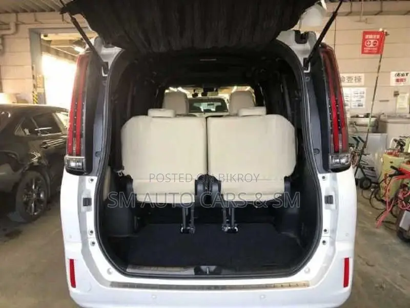 Toyota Noah Hybrid G Pearl 2021