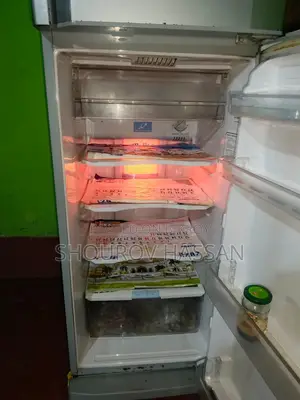 Hitachi Fridge (Silver) for Sale – No Ice Build-up, Tip-Top Condition