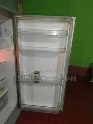 Hitachi Fridge (Silver) for Sale – No Ice Build-up, Tip-Top Condition