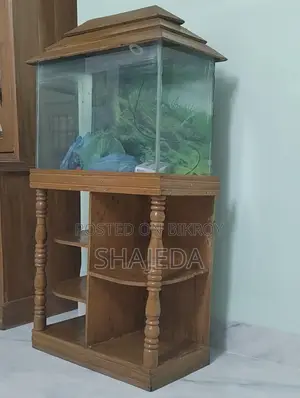 ফিশ ট্যাংক সাথে কাঠের স্টান্ড।