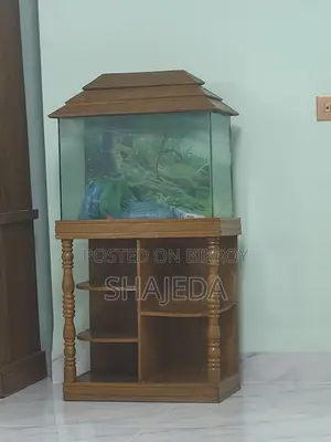 ফিশ ট্যাংক সাথে কাঠের স্টান্ড।