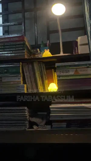 কাঠের তৈরি পড়ার টেবিল