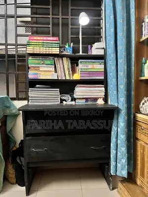 কাঠের তৈরি পড়ার টেবিল