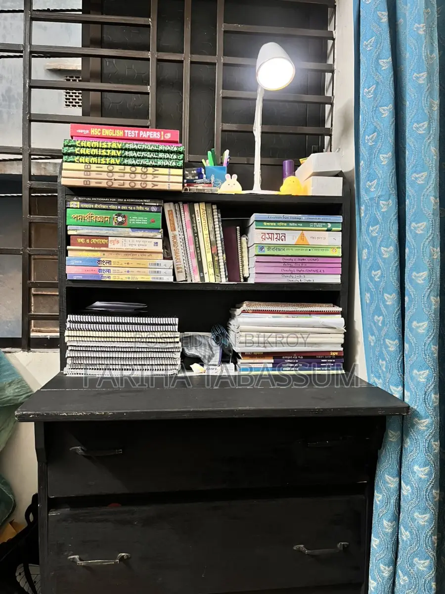 কাঠের তৈরি পড়ার টেবিল