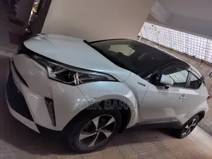 Toyota C-HR . 2017