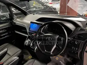 Toyota Esquire GI Pkg With Lone 2020