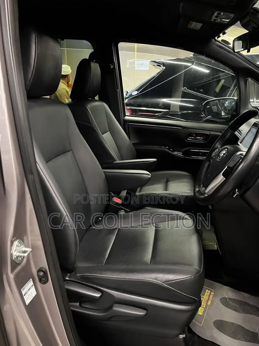 Toyota Esquire GI Pkg With Lone 2020