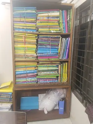 বড় সাইজের একটি কাঠের সেলফ বিক্রি করা হবে।