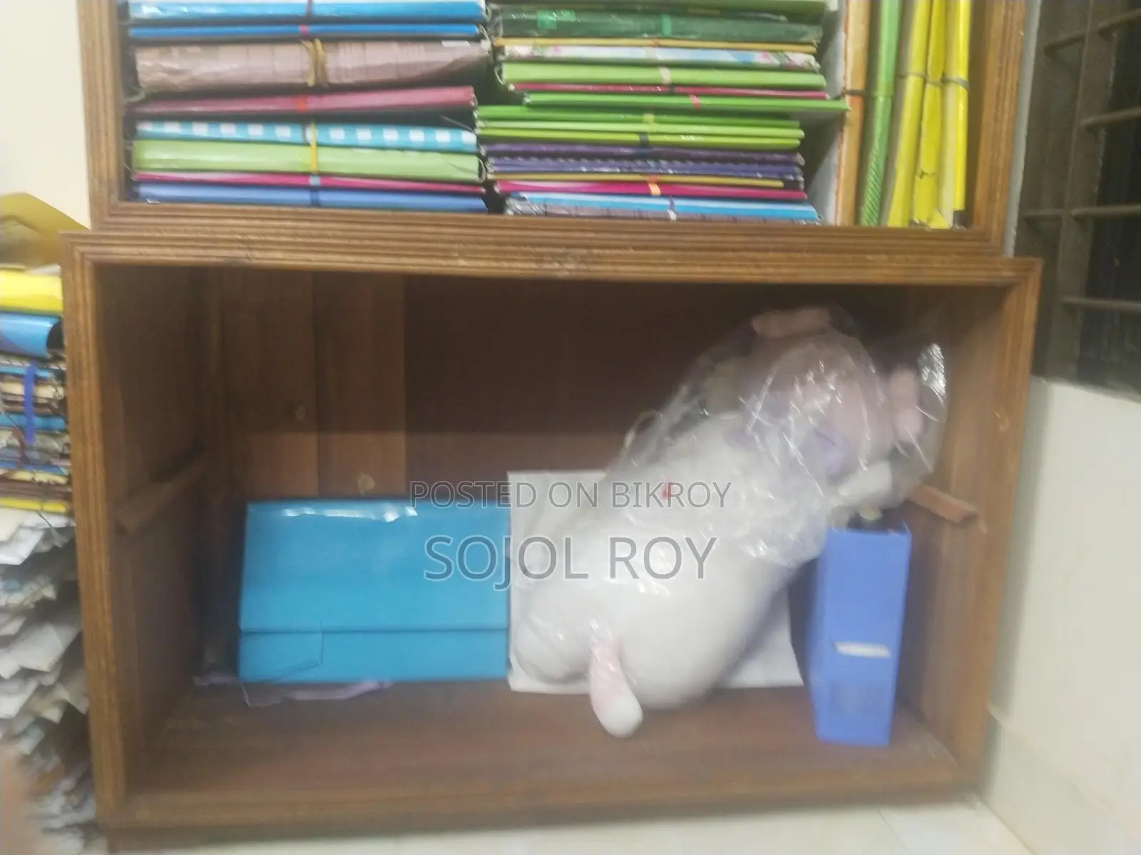 বড় সাইজের একটি কাঠের সেলফ বিক্রি করা হবে।