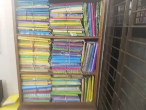 বড় সাইজের একটি কাঠের সেলফ বিক্রি করা হবে।