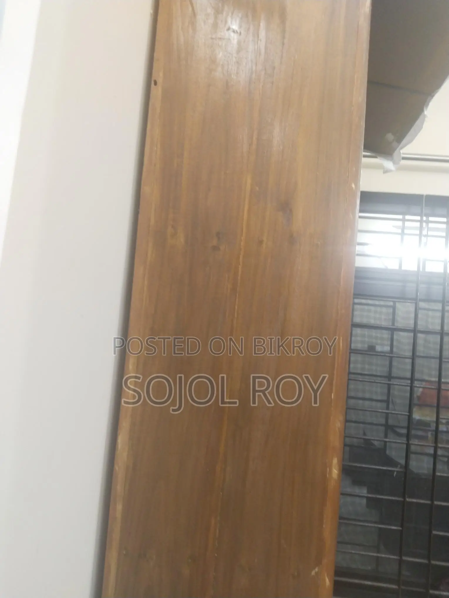 বড় সাইজের একটি কাঠের সেলফ বিক্রি করা হবে।
