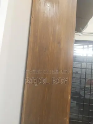 বড় সাইজের একটি কাঠের সেলফ বিক্রি করা হবে।