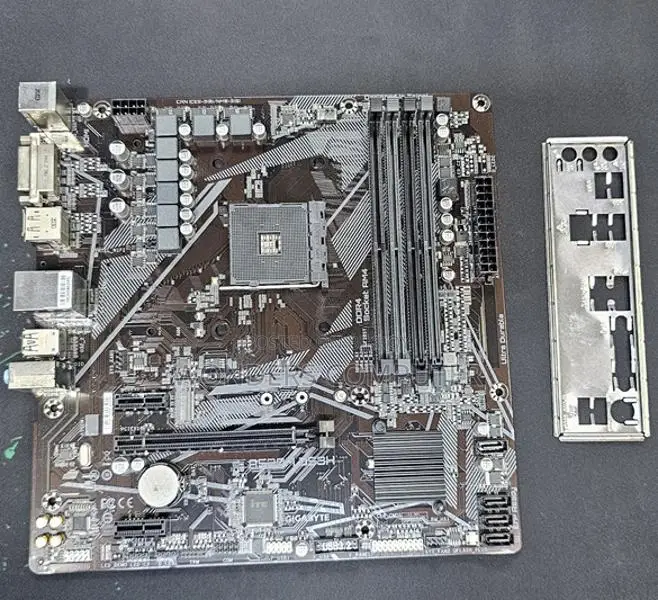 Gigabyte A520M DS3H AMD AM4 মাদারবোর্ড নতুনের মতো