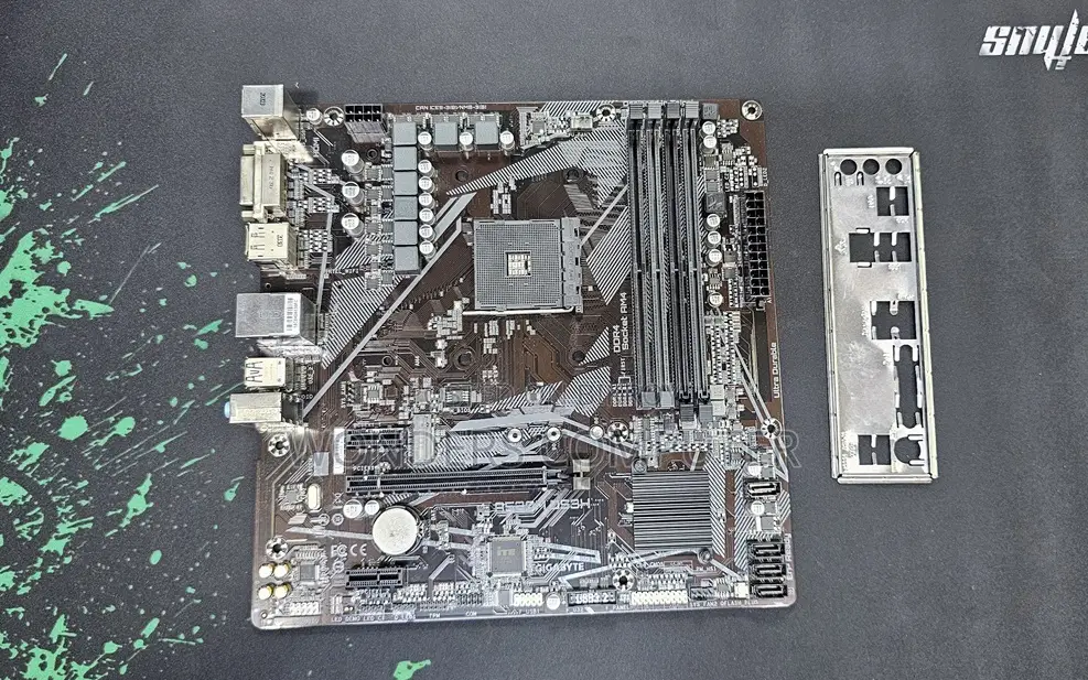 Gigabyte A520M DS3H AMD AM4 মাদারবোর্ড নতুনের মতো