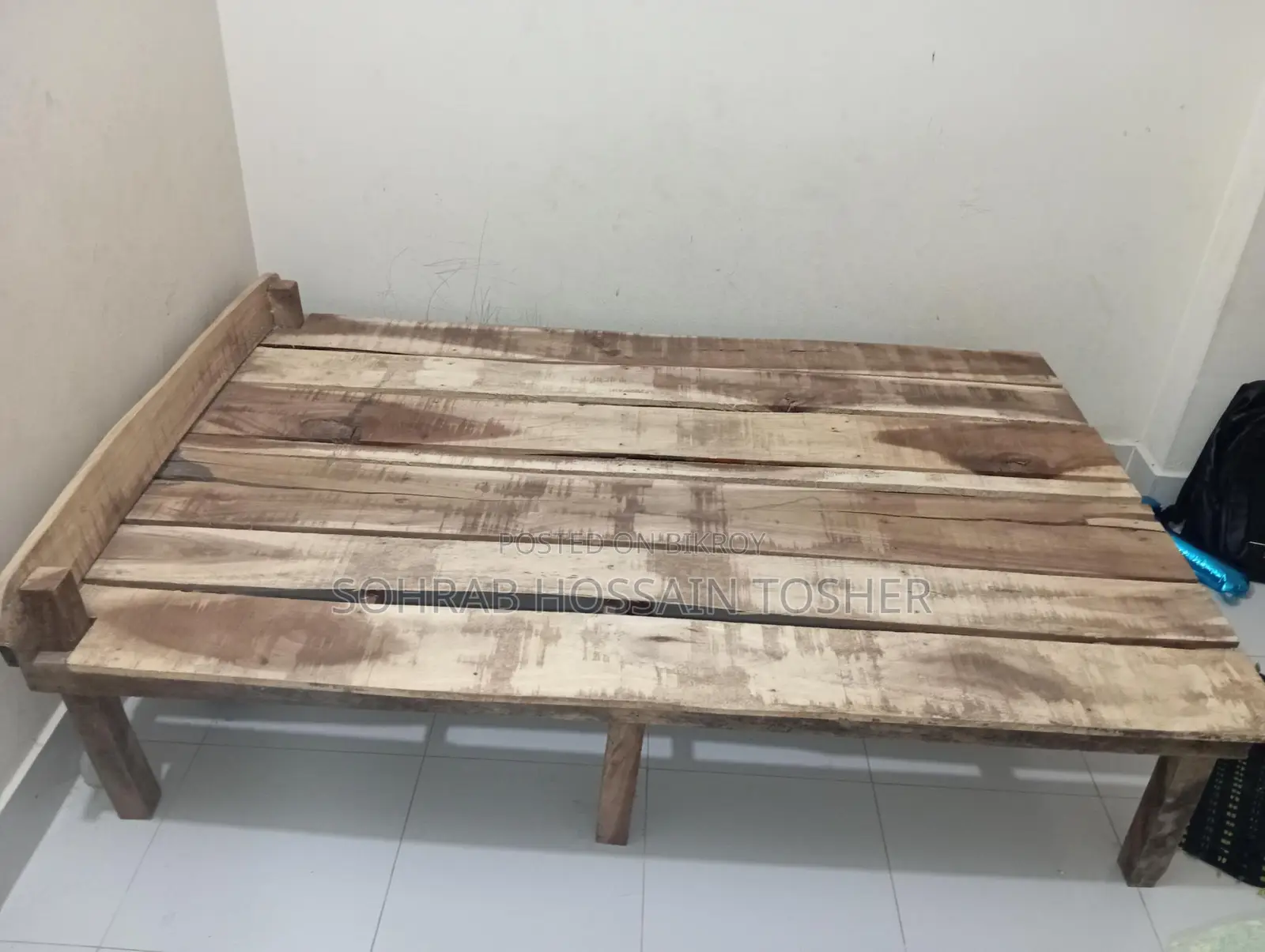 কাঠের ডাবল বেড খাট ও একটি পড়ার টেবিল