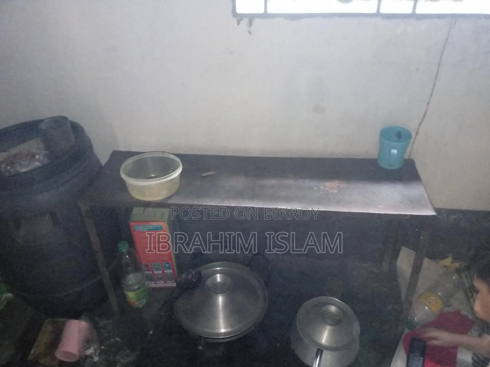 দুইটি টেবিল , ও একটি ব্রেঞ্চ বিক্রি করব।