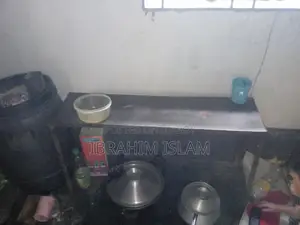 দুইটি টেবিল , ও একটি ব্রেঞ্চ বিক্রি করব।