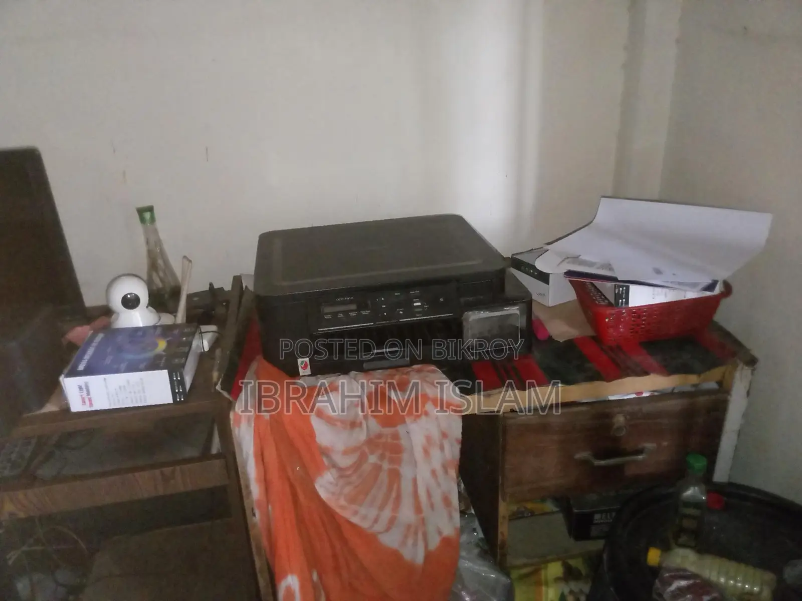 দুইটি টেবিল , ও একটি ব্রেঞ্চ বিক্রি করব।