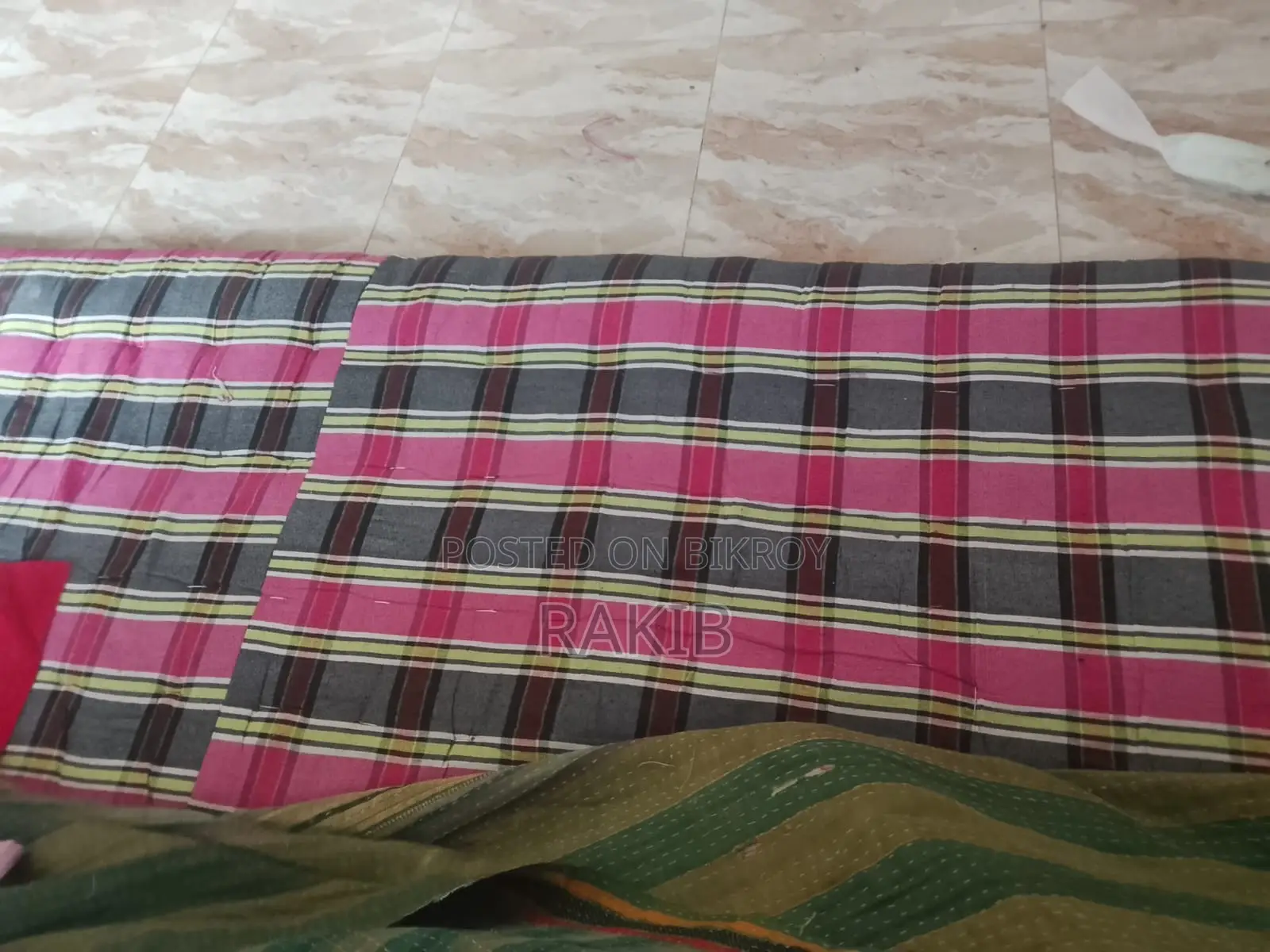 তোশক ও বালিশ৷ ৩ টি