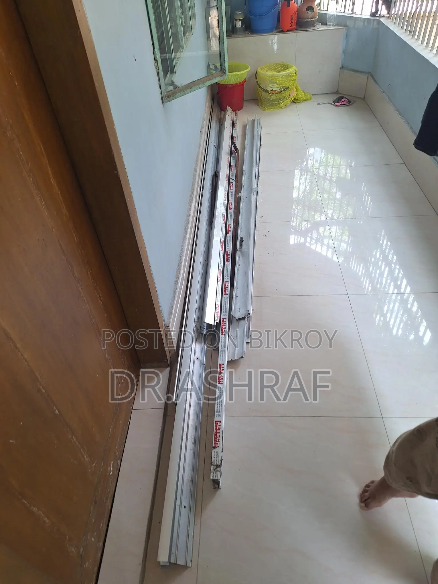 দোকান/চেম্বার/ডাক্তারের চেম্বারের গ্লাস এর তৈরি কেবিনেট