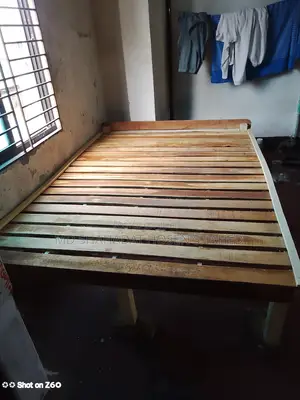 একটি চকি বিক্রি হবে।