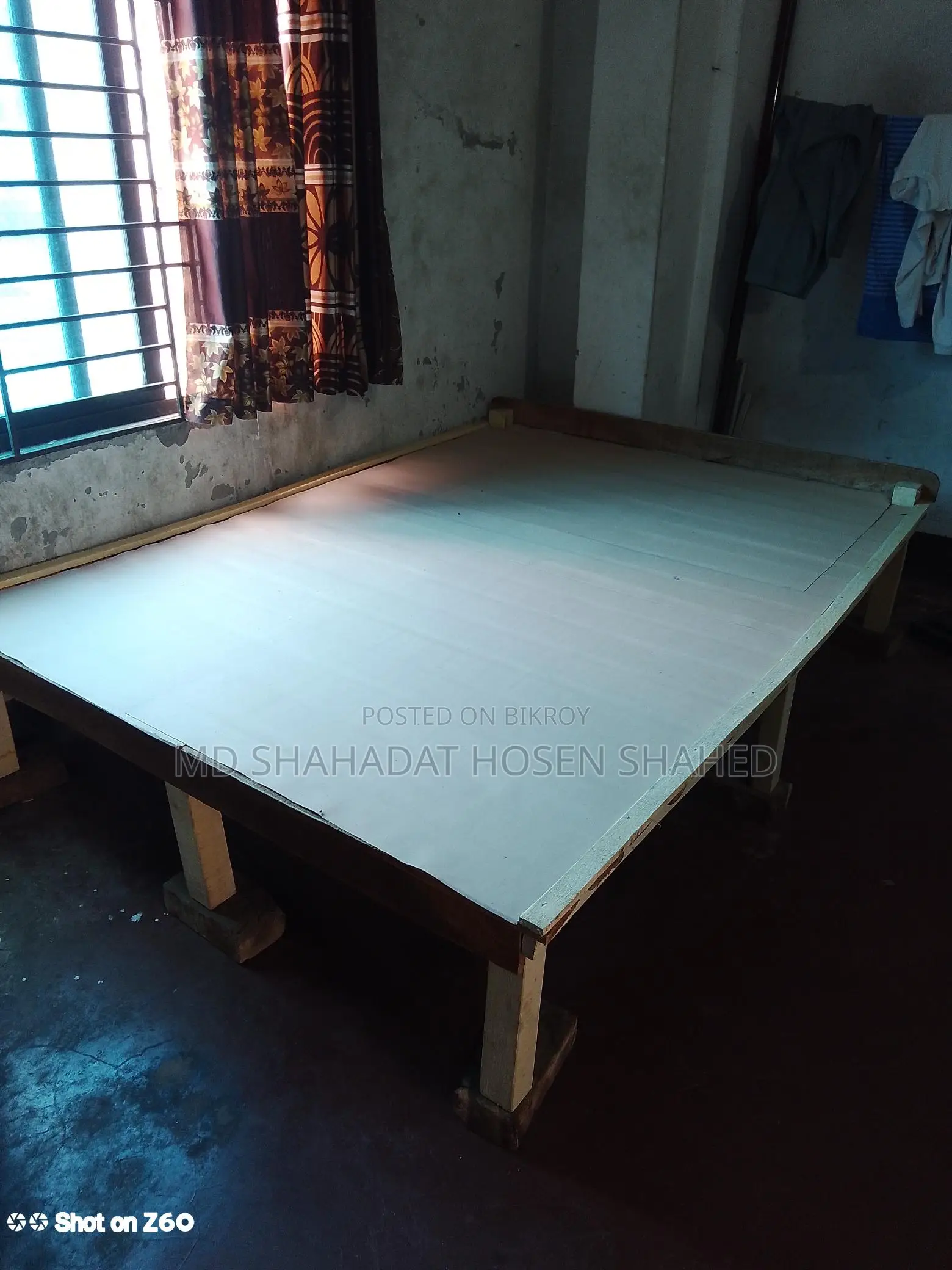 একটি চকি বিক্রি হবে।