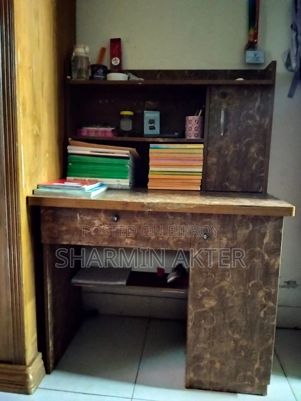 I want to sell this reading table.