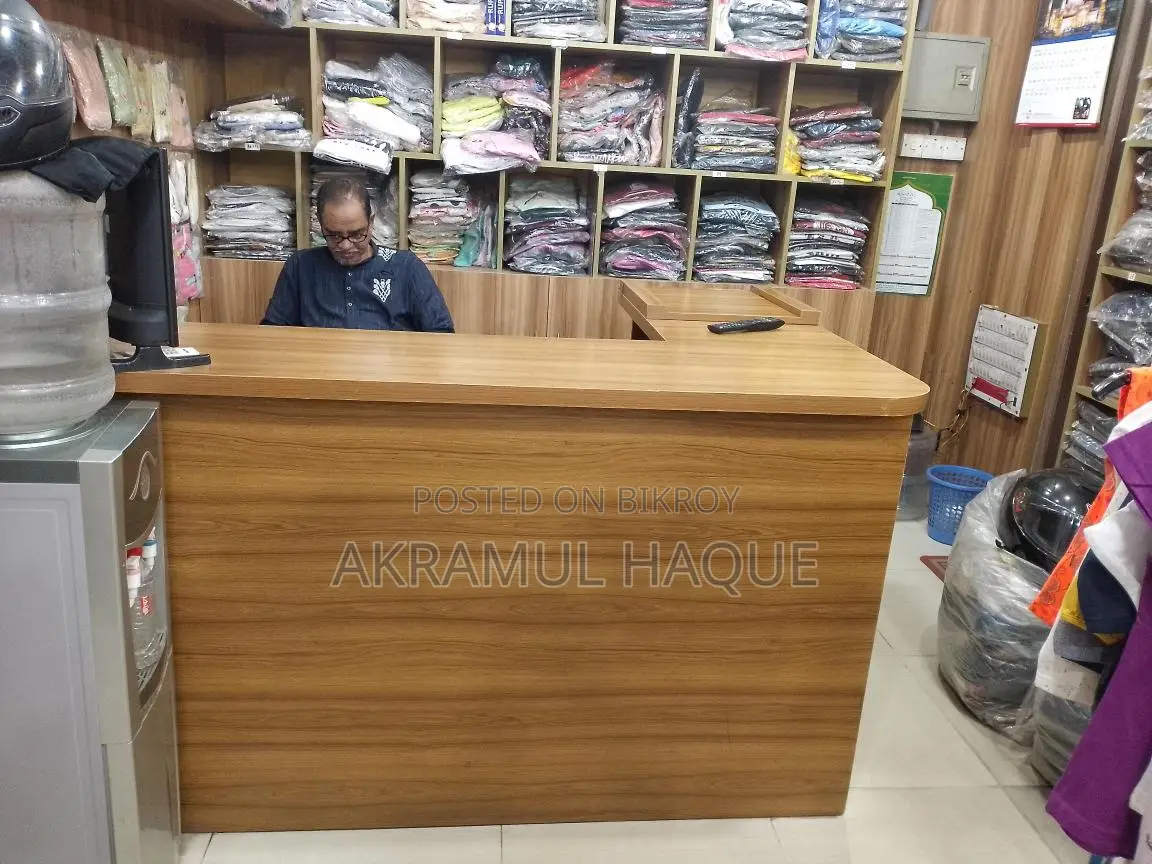 দোকানের আসবাবপত্র