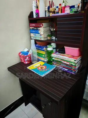 স্টাডি টেবিল