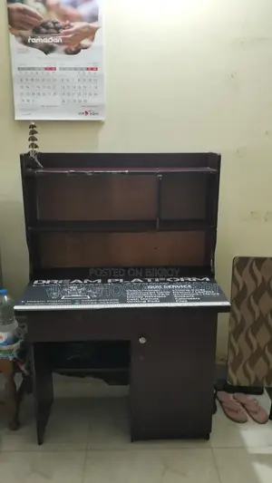 পড়ার টেবিল