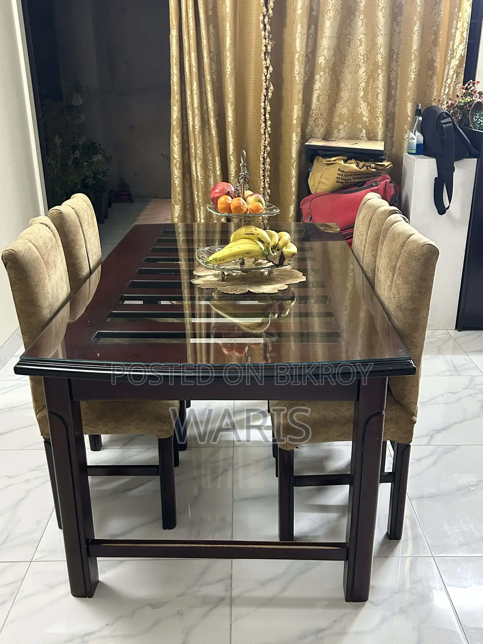 Modern 4-seater dining table set