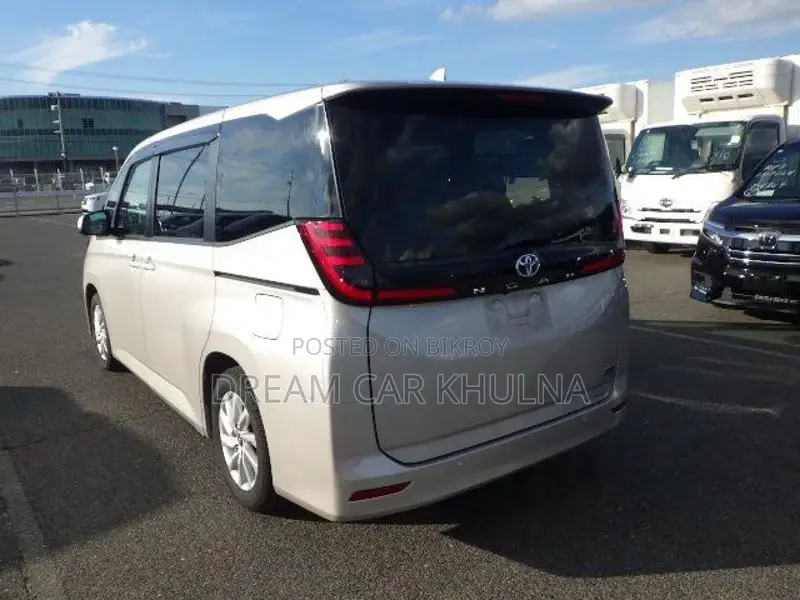 Toyota Noah G brown Base int2022 2022