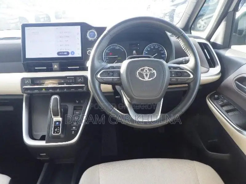 Toyota Noah G brown Base int2022 2022