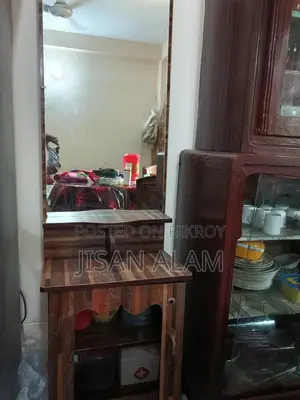 ফ্রেশ কন্ডিশনের ১টি বড় সাইজের বুকশেলফ ও ড্রেসিং টেবিল..