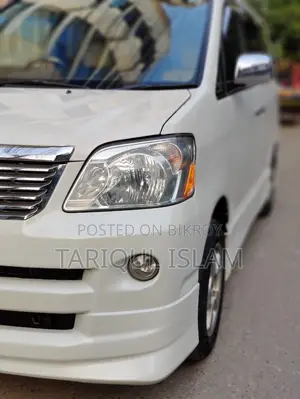 Toyota Noah 2003