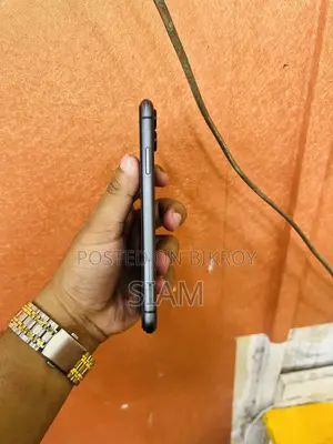 Apple iPhone 11 . (Used)