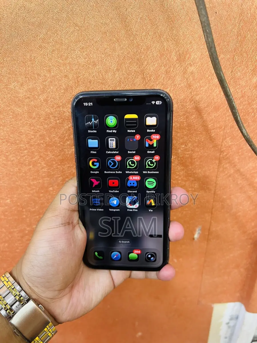 Apple iPhone 11 . (Used)
