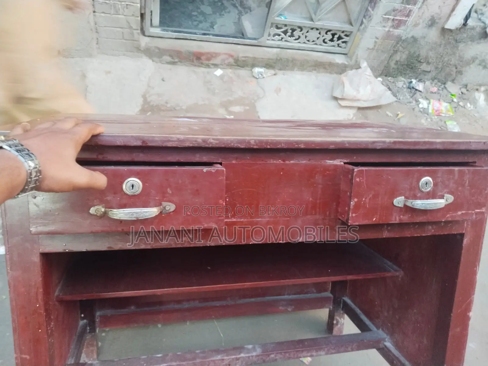সম্পূর্ণ কাঠের তৈরি মজবুত টেবিল বিক্রি হবে।