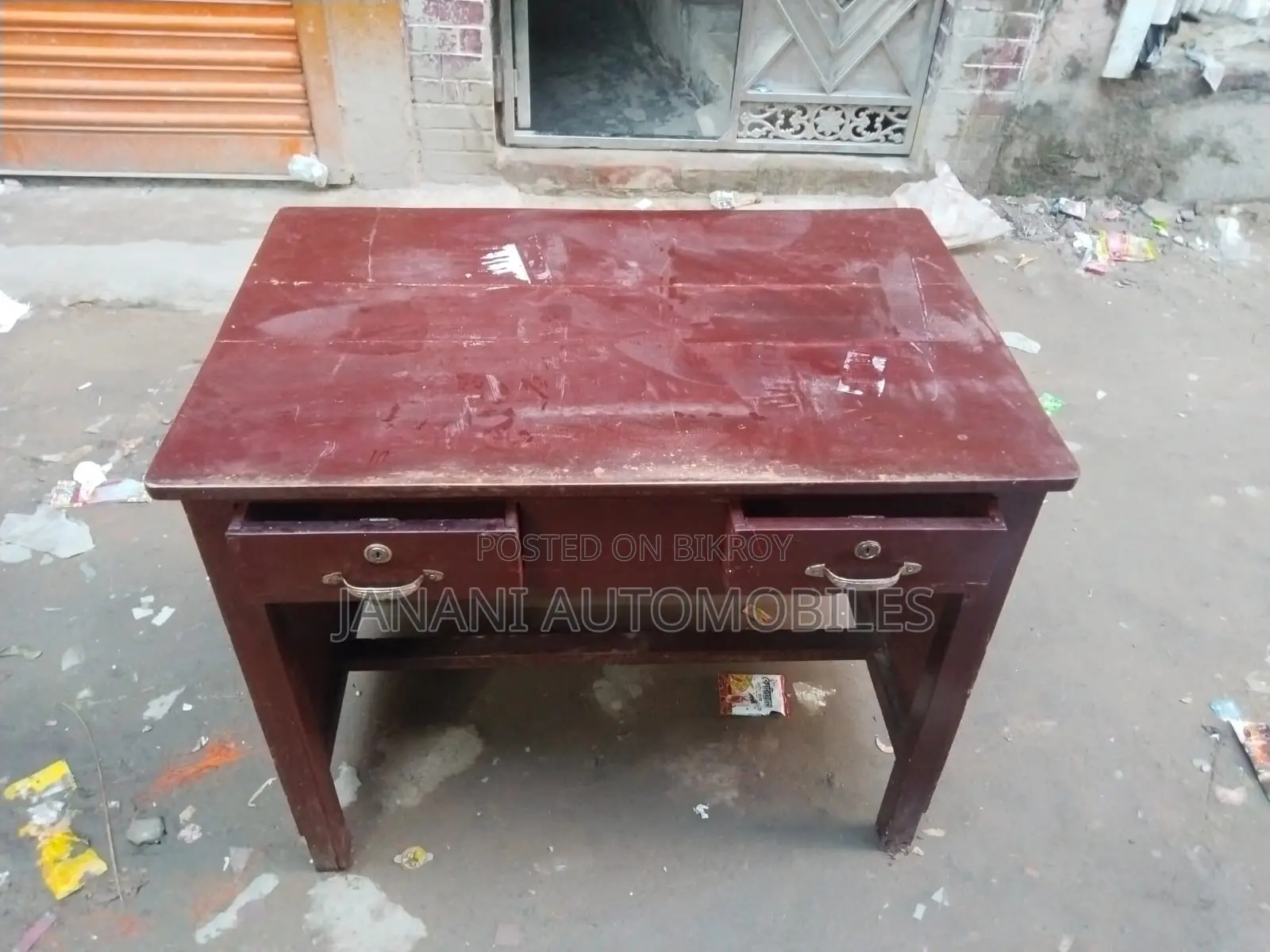সম্পূর্ণ কাঠের তৈরি মজবুত টেবিল বিক্রি হবে।