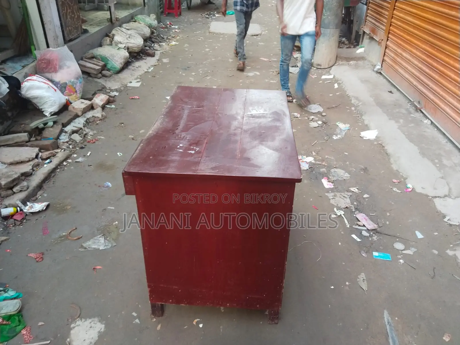 সম্পূর্ণ কাঠের তৈরি মজবুত টেবিল বিক্রি হবে।