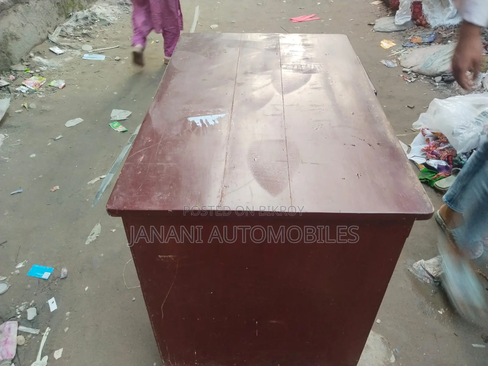 সম্পূর্ণ কাঠের তৈরি মজবুত টেবিল বিক্রি হবে।