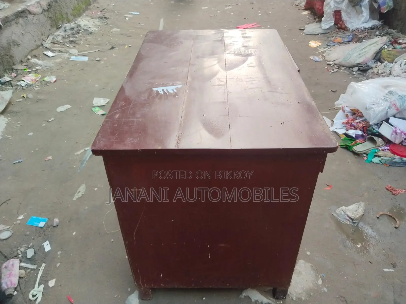 সম্পূর্ণ কাঠের তৈরি মজবুত টেবিল বিক্রি হবে।