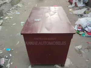 সম্পূর্ণ কাঠের তৈরি মজবুত টেবিল বিক্রি হবে।