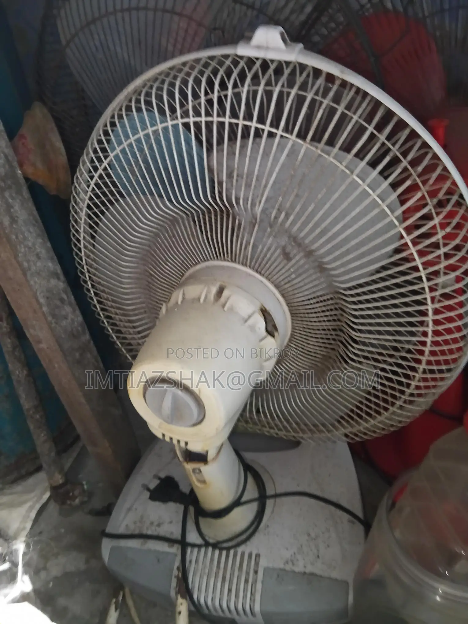 চার্জার ফ্যান টেবিল