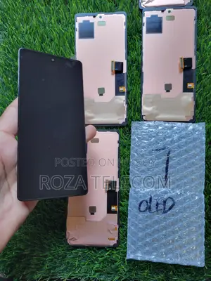 Google Pixel 7 soft OLED display