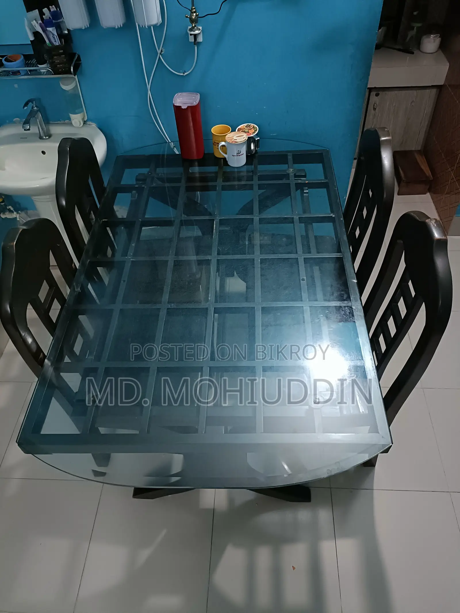 সেগুন কাঠের তৈরি ডাইনিং টেবিল ১ টি, চেয়ার ৪ টি।