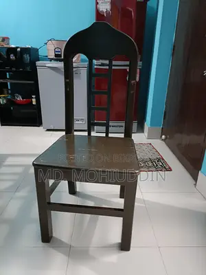 সেগুন কাঠের তৈরি ডাইনিং টেবিল ১ টি, চেয়ার ৪ টি।