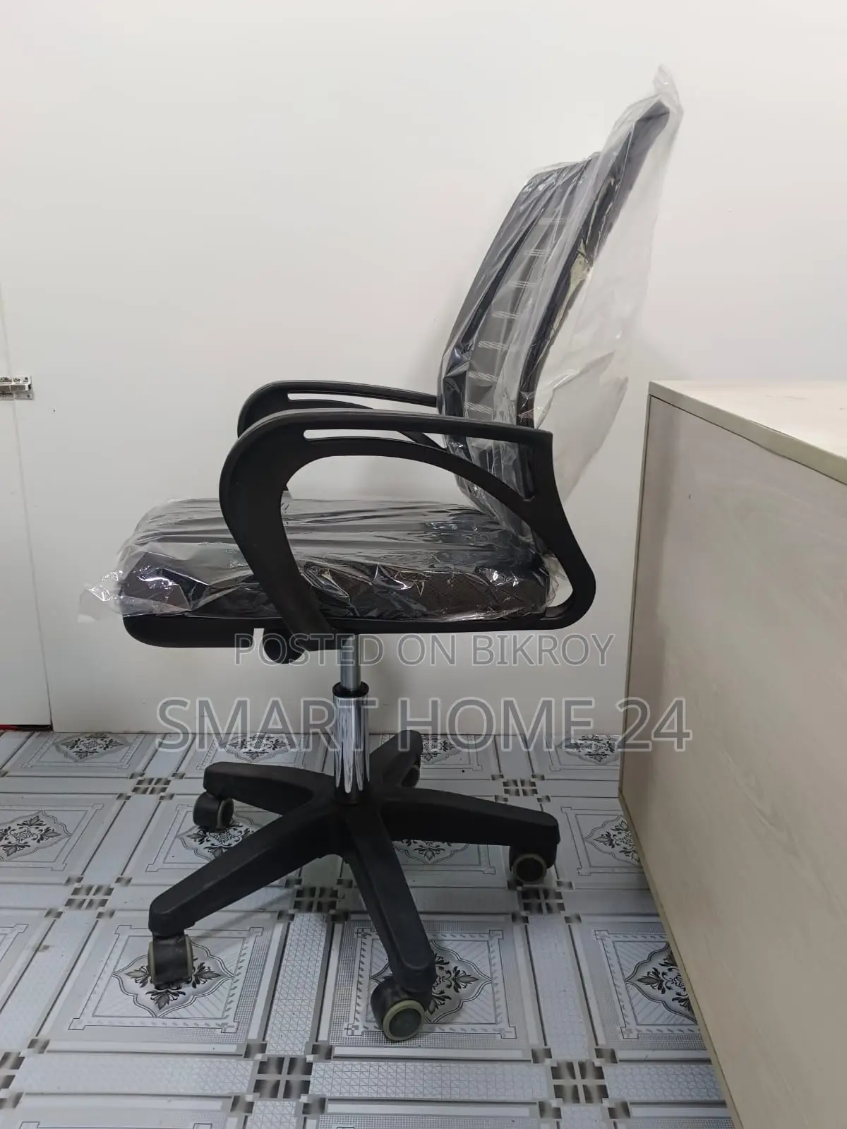 Modern Breathable Office Chair with Smart Design