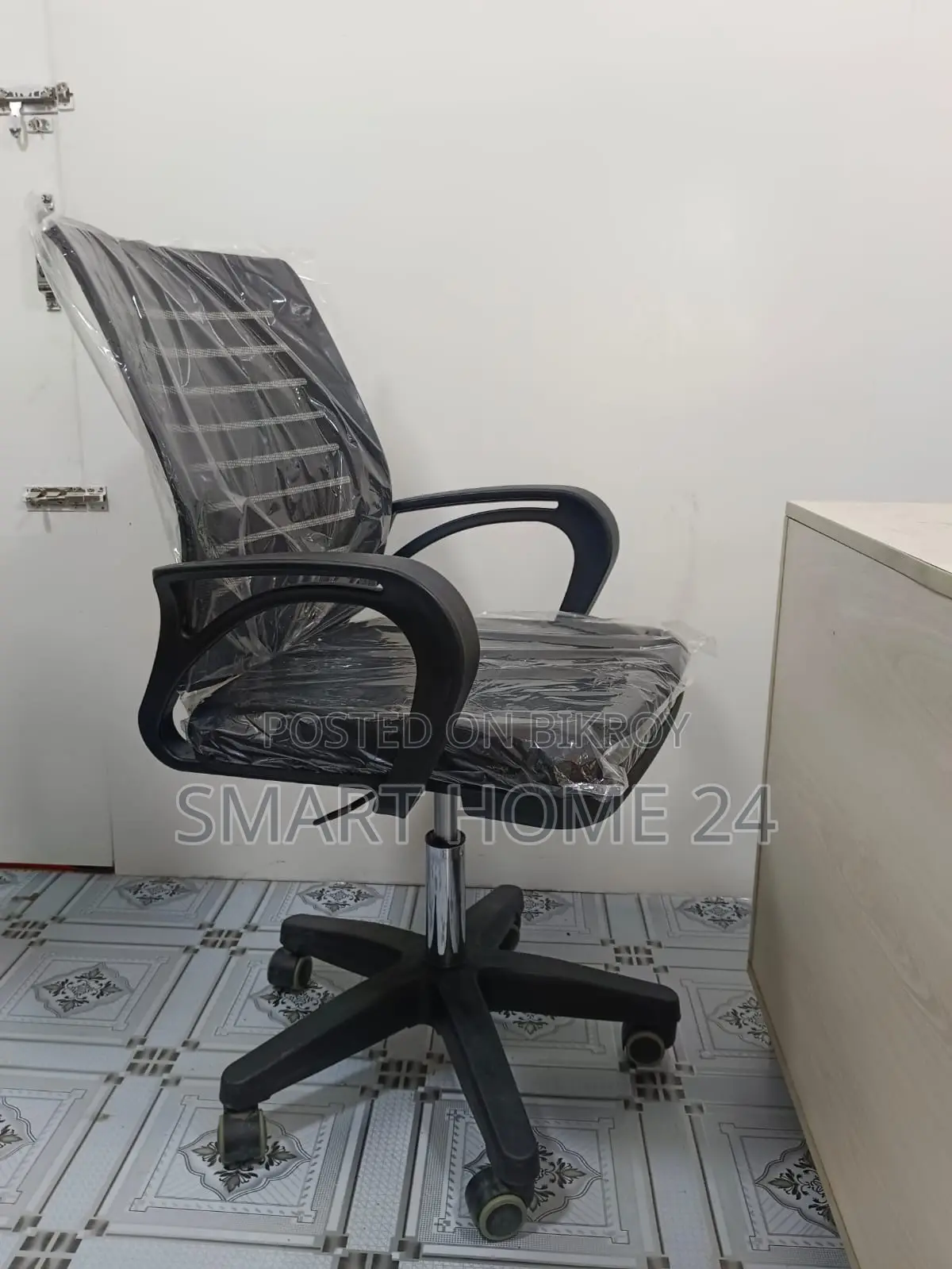 Modern Breathable Office Chair with Smart Design