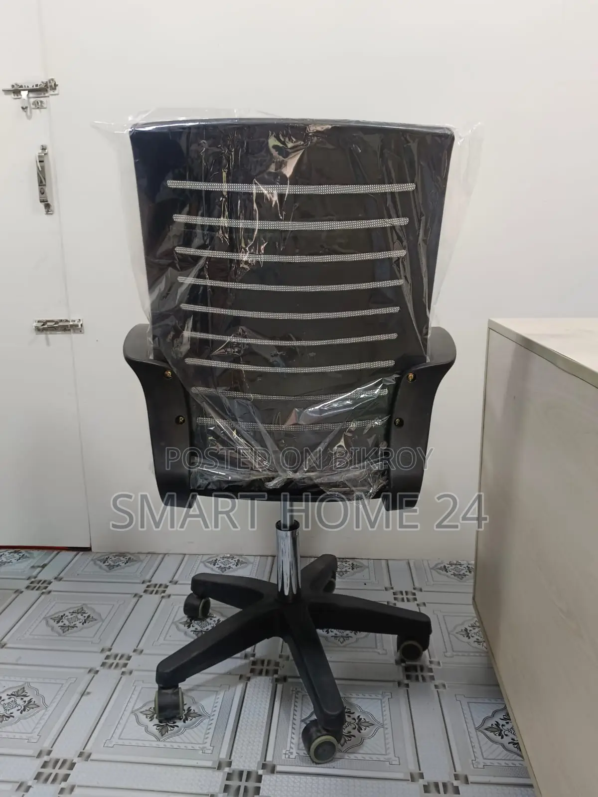 Modern Breathable Office Chair with Smart Design